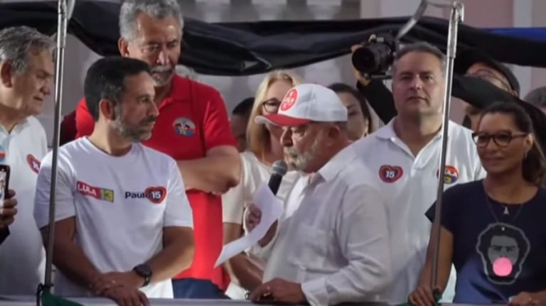 Lula afirma que quer recuperar a economia e o 'prestígio do Brasil'