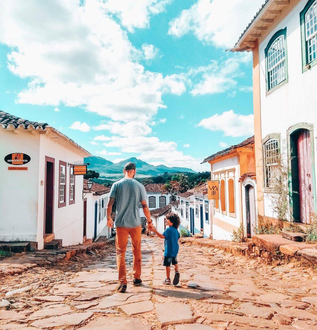 Família deixa carreira e apartamento para viver em motorhome; 