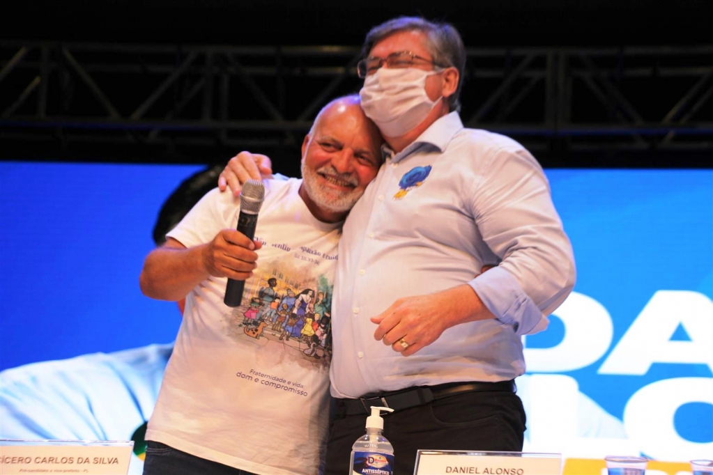 vereador Cícero do ceasa, candidato a vice, com prefeito Daniel Alonso na convenção