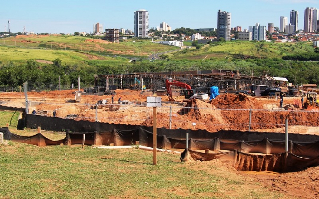 Visão geral da estrutura da piscina elevada com vista para o vale