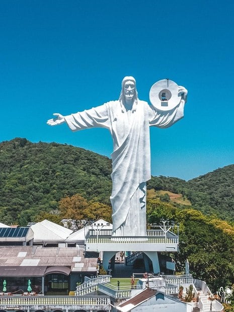 O Cristo Luz, em Balneário Camboriú, estrutura semelhante ao Cristo Redentor, do Rio de Janeiro