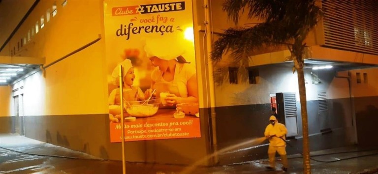 Limpeza de ruas com hipoclorito vai ao comércio e áreas de circulação