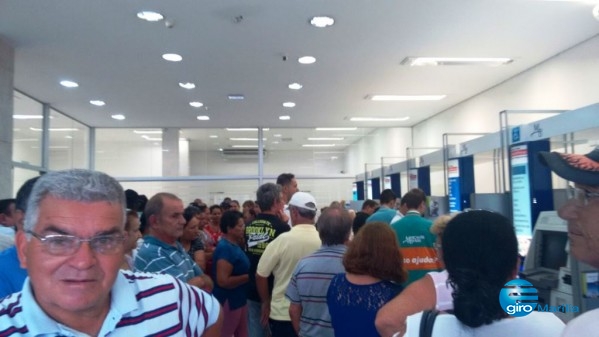 Fila dura mais de uma hora, mas banco fica sem multa