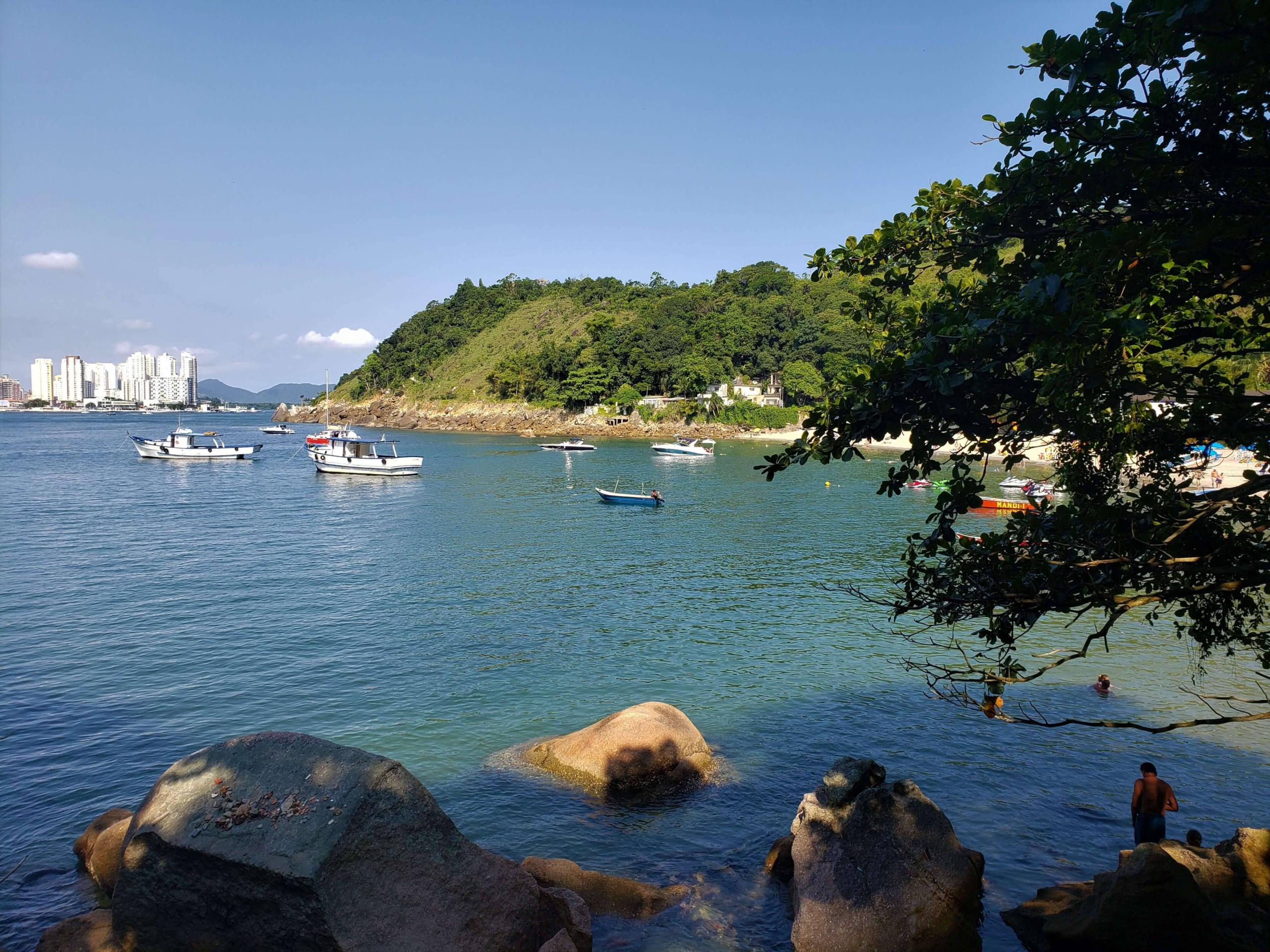 A Praia do Góis é uma vila de pescadores cercada por mata atlântica. Foto: Reprodução/Viajante Curioso