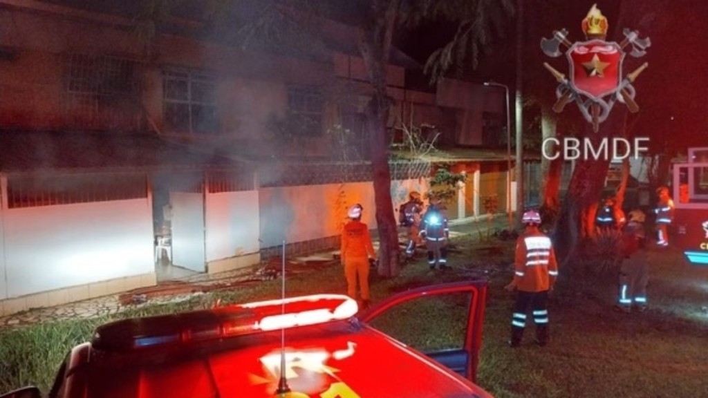 Divulgação /Corpo de Bombeiros do Distrito Federal – 03/05/2024 Corpo dos bombeiros em frente a pousada que pegou fogo na Asa Sul de Brasília