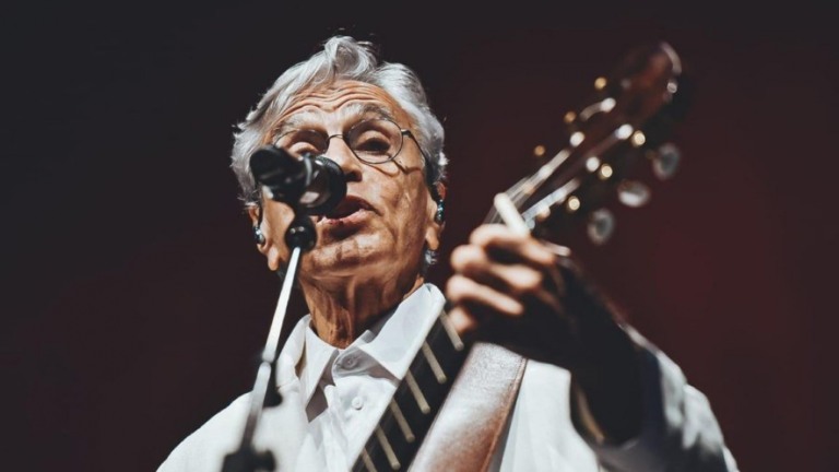 Meu Coco: Show de Caetano tem de famosos a gritos de "fora, Bolsonaro"