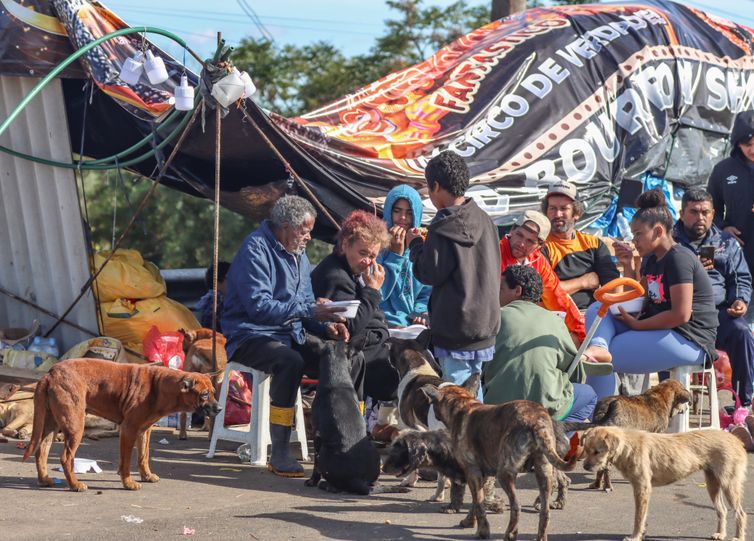 Porto Alegre (RS), 17/05/2024 – CHUVAS RS- DESABRIGADOS - Moradores desabrigados da Vila Santo André, divisa de Porto Alegre e Canoas, montam acampamento na rodovia,  esperando a água que invadiu suas casas baixe. - . Foto: Rafa Neddermeyer/Agência Brasil