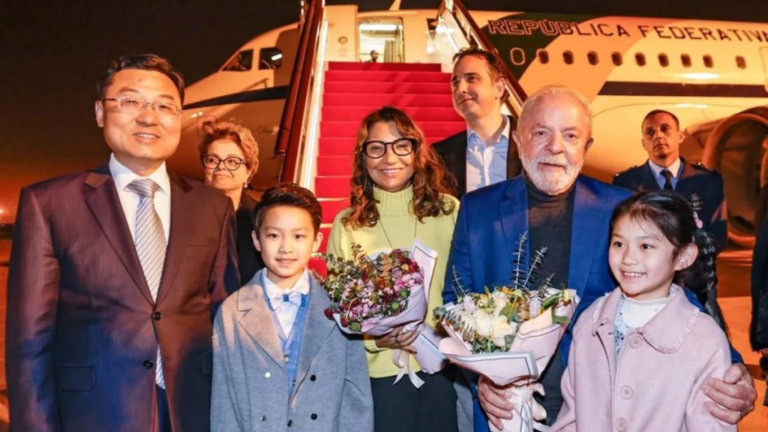 Ricardo Stuckert/Presidência da República – 12.04.2023 Presidente Lula e comitiva desembarcam em Xangai, durante viagem à China