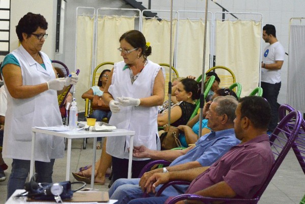 Pacientes recebem soro em unidade de atendimento da prefeitura