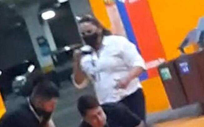 Adriana Alves Dutra foi afastada do cargo de agente de fiscalização do Carrefour.
