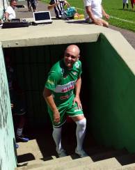 Marcos entra no estádio em Oriente para partida