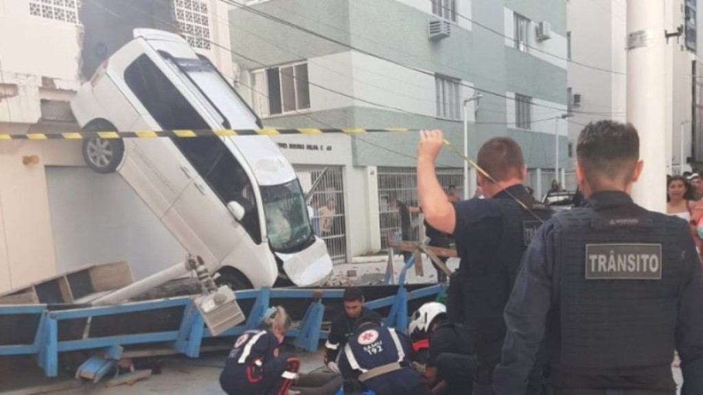 SC: carro atravessa parede de garagem, cai na rua e atinge mulher SC: carro atravessa parede de garagem, cai na rua e atinge mulher
