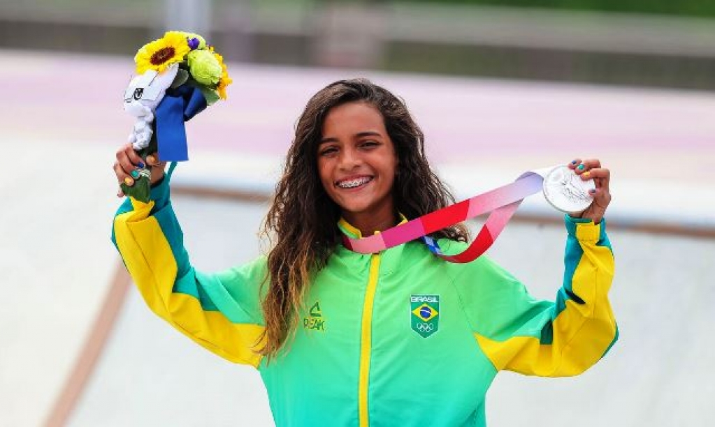 Rayssa Leal,13 anos, com a medalha em Tóquio – Wander Roberto/COB