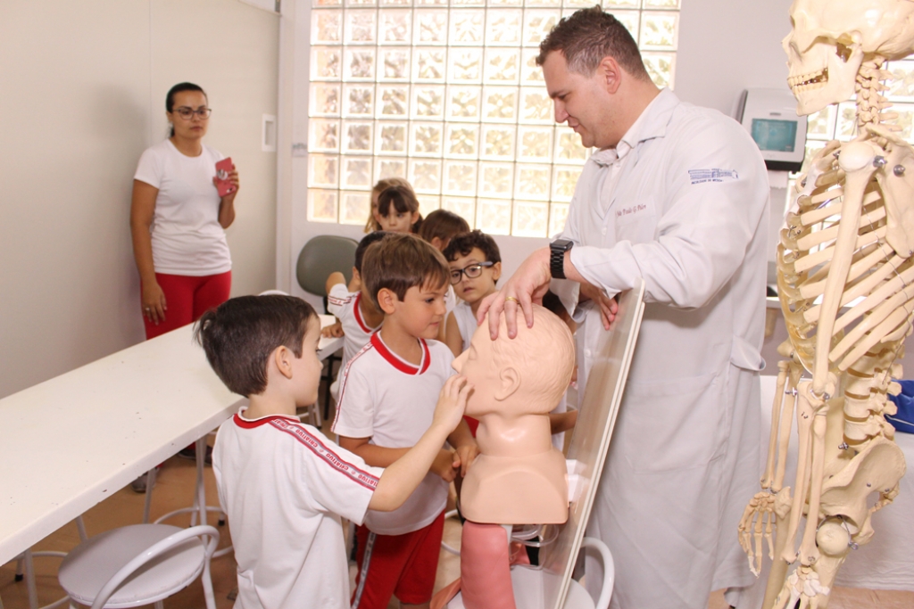 Estudantes fazem "visita passeio" ao Hospital da Unimar em Marília