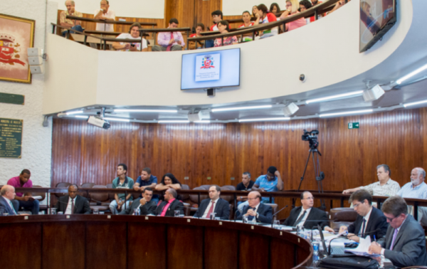 Câmara muda horário para discutir contas de Vinícius