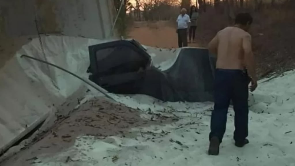 Caminhão com 40 toneladas de açúcar soterra carro e deixa dois mortos