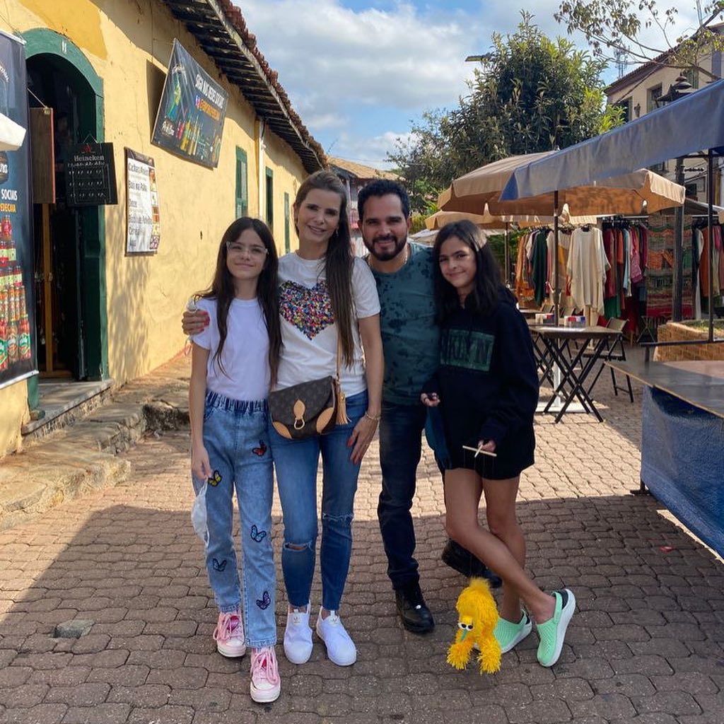 Luciano Camargo em passeio com a família por Embu das Artes