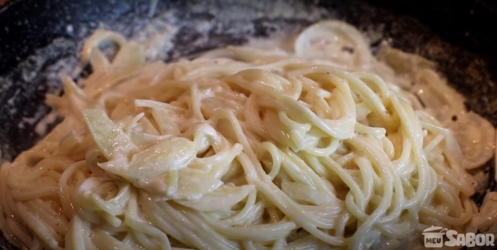 Macarrão ao molho branco, super suculento e fácil de fazer! Sirva com uma taça de vinho e arrase no jantar a dois!