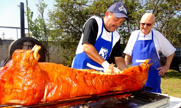 Almoce bem e ajude - “Porco no Forno” arrecada recursos para entidade em Marília