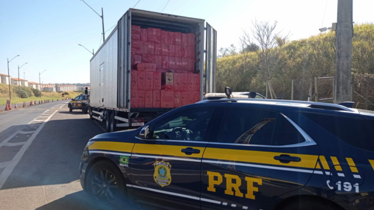 PRF de Marília apreende 450 mil maços de cigarros contrabandeados