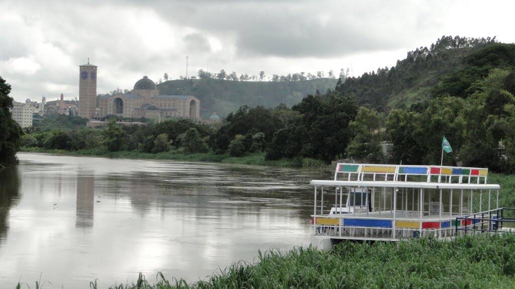 Passeios de barco fazem trajeto pelo Rio Paraíba do Sul, onde a santa foi encontrada. Foto: Reprodução/Rio Santo