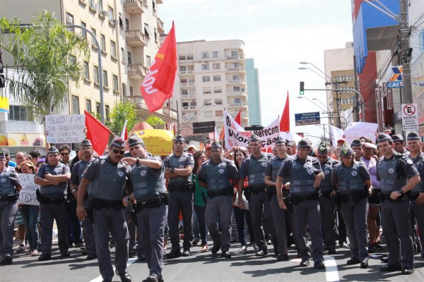 Desfile tem sucata, comunidade e manifestação; Daniel sai antes do protesto