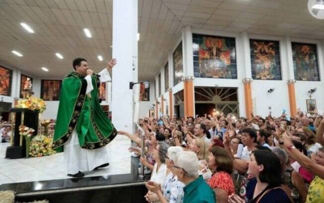 Robson ficou famoso por celebrar missas na TV e por ser líder da Basílica do Pai Eterno%2C em Trindade