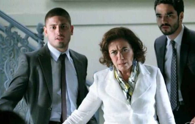 Império: Cristina toma susto ao ver Cora nova e acusa: "Feitiço?"