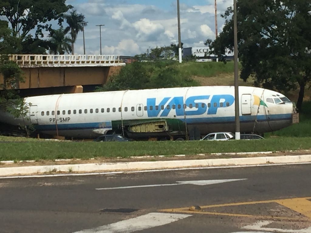 Carcaça de Boeing parado há 13 anos passa por Marília