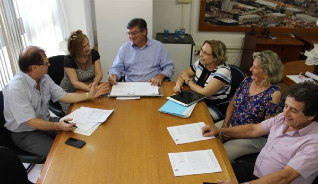 Encontro no gabinete do prefeito Daniel Alonso no início do ano discutiu e renovou relação com a Gota de Leite; repasse atrasou