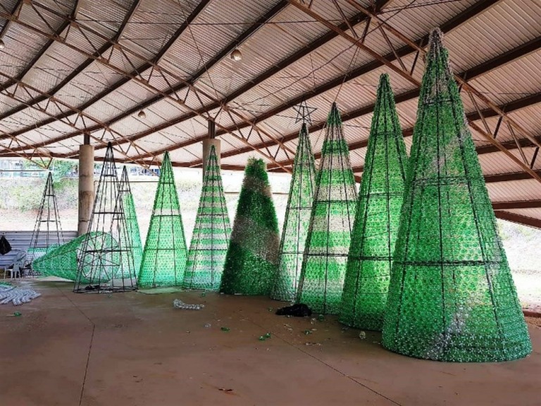 Decoração de Natal terá 15 árvores de garrafas PET no comércio de Marília