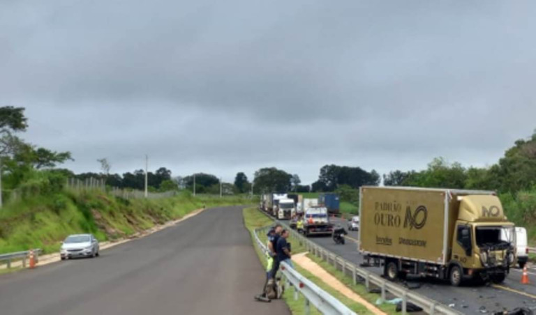 Acidente de moto com caminhão provoca morte na SP-333 em Marília