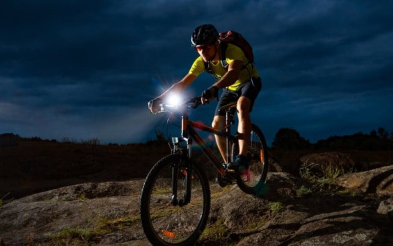 9 dicas para pedalar à noite com segurança
