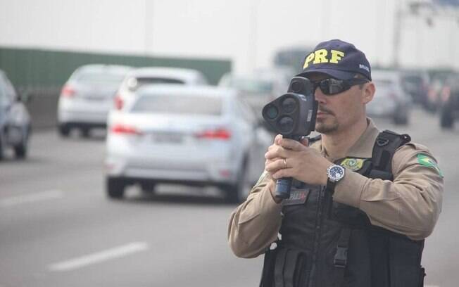 policial com radar móvel