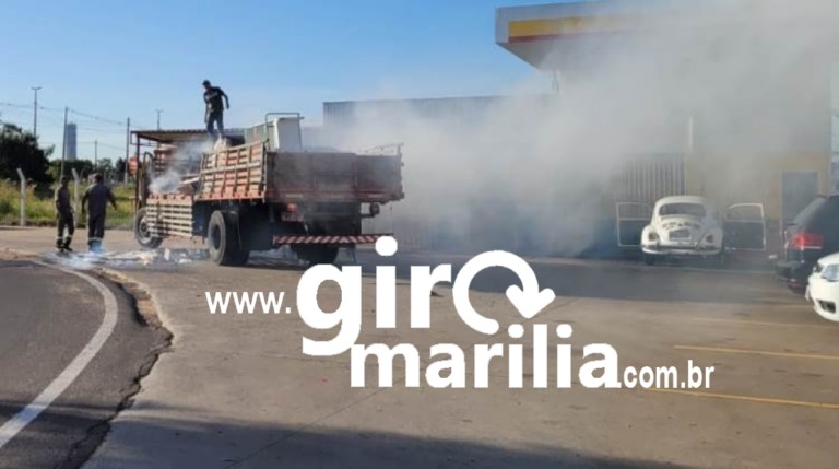 Vídeo - Caminhão com fogo em carga complica trânsito; apoio em posto de Marília