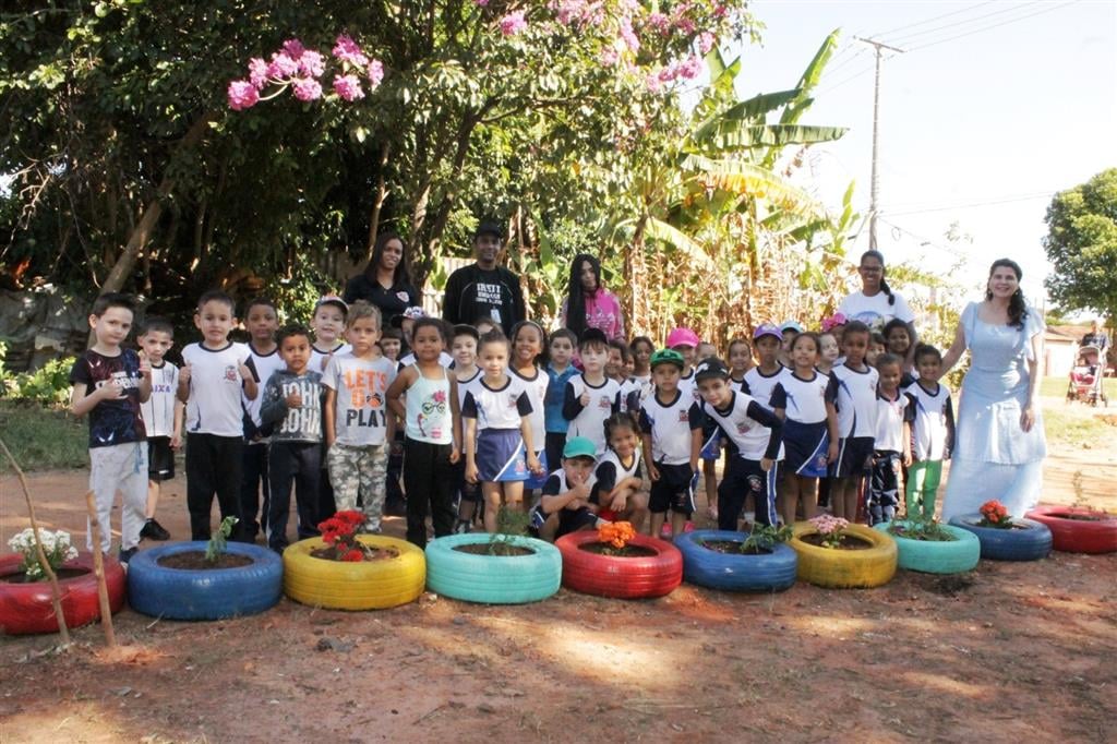 Limpeza e plantio transforma depósito de entulho em Nóbrega; crianças ajudam