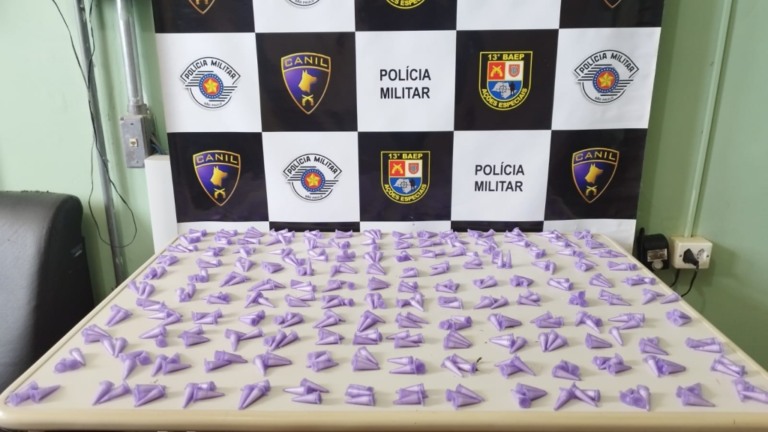 PM prende dois e apreende porções de drogas em Garça; canil do Baep ajudou