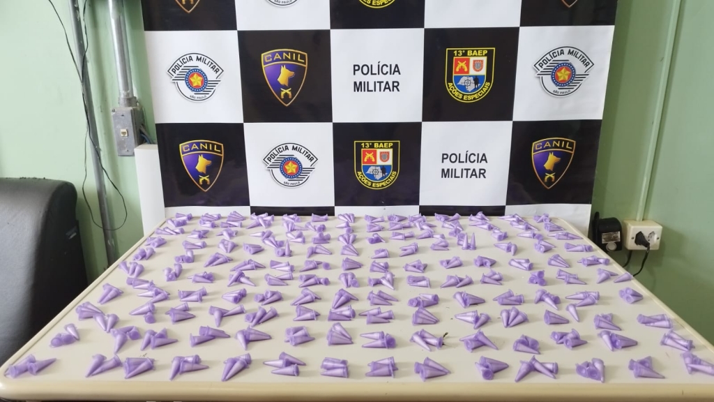 PM prende dois e apreende porções de drogas em Garça; canil do Baep ajudou PM prende dois e apreende porções de drogas em Garça; canil do Baep ajudou