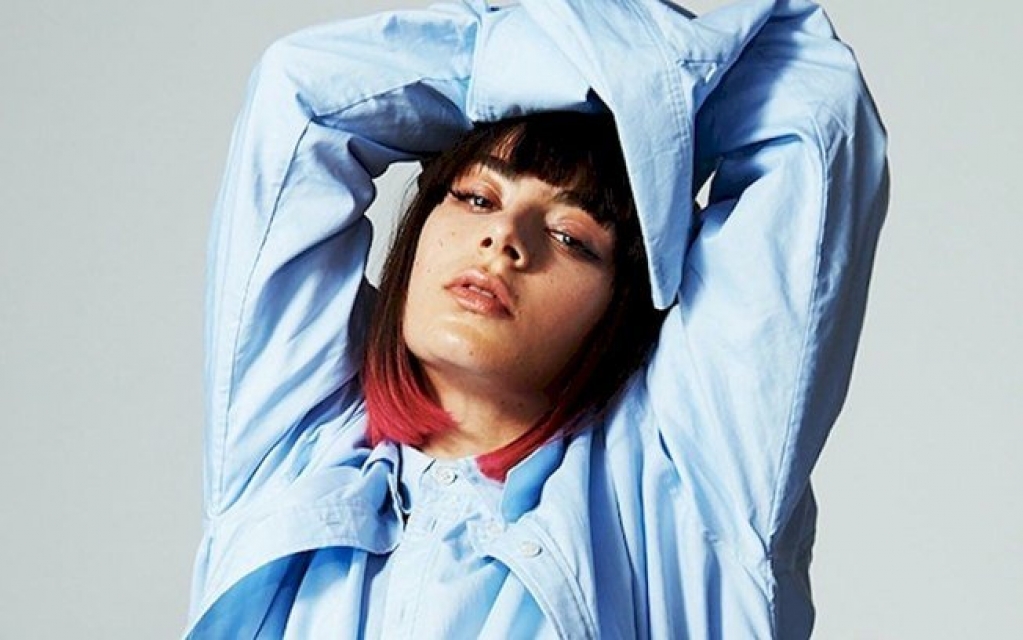 Charli XCX divulga tracklist do seu novo álbum "Crash"
