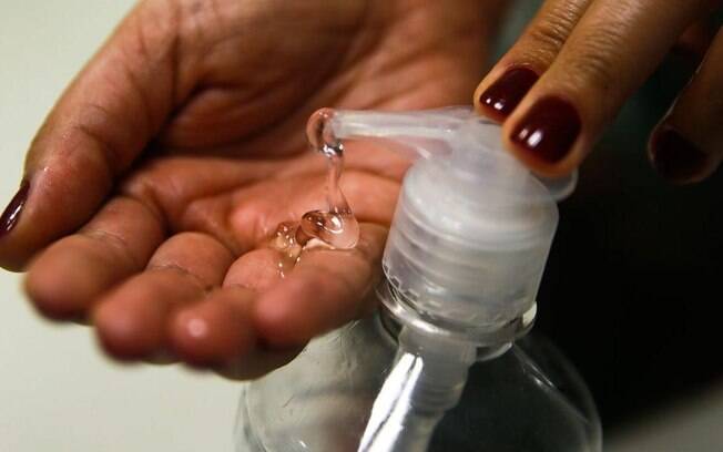 Álcool em gel acabou na maioria dos mercados e farmácias 