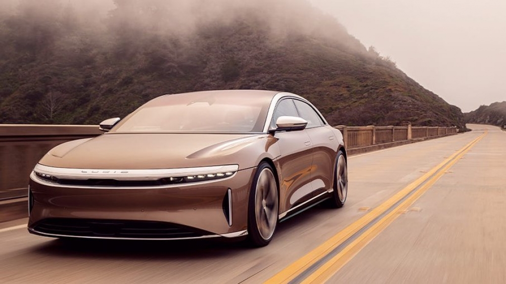 Sedã elétrico Lucid Air quebra barreira da Tesla e faz 836 km de autonomia