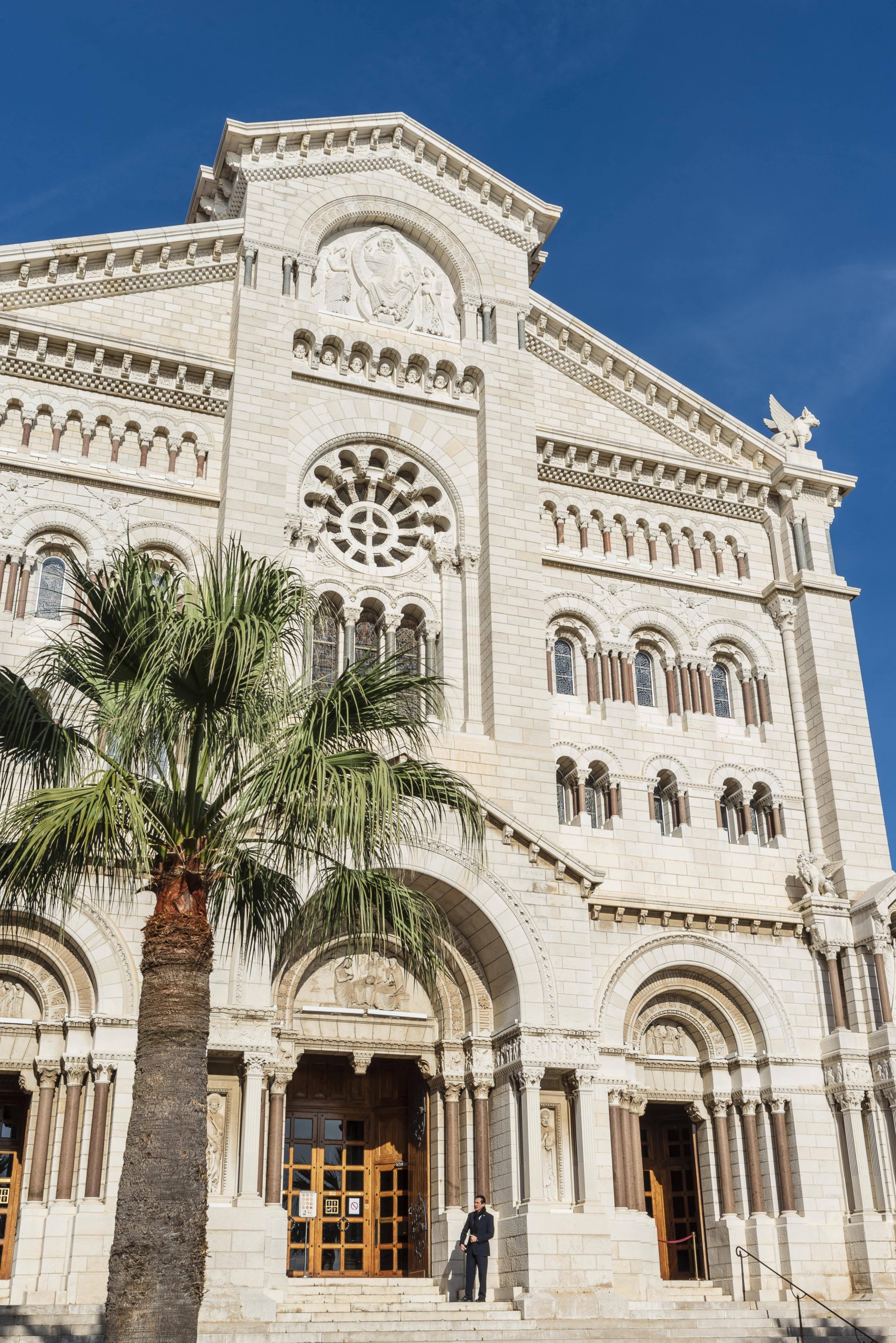 A Catedral de Mônaco recebeu o casamento de Rainier III e Grace Kelly e abriga o túmulo de Kelly. Foto: Société des Bains de Mer-min