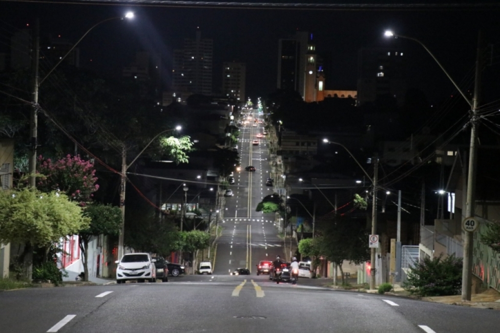 Troca de iluminação avança na zona norte; APP ajuda moradores