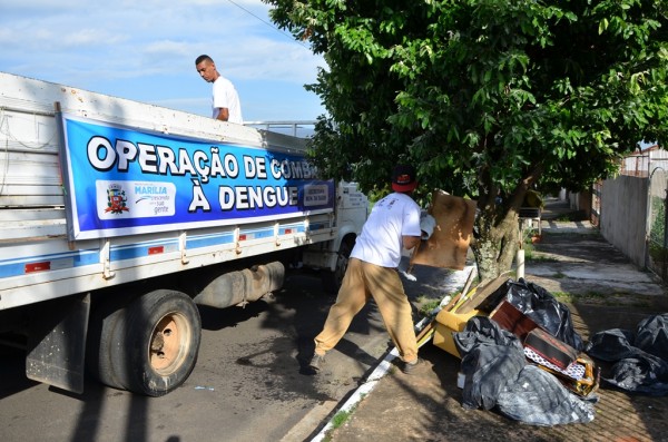 Agente vistoria telhado em casa em busco de focos de mosquito