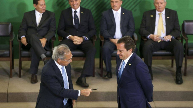 Denúncia de assédio na Caixa pode respingar em Paulo Guedes