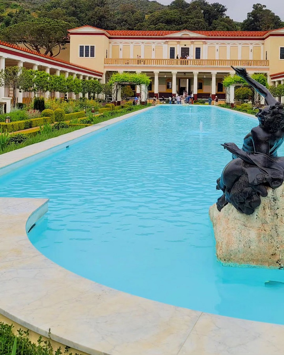 Piscina no jardim do The Getty Villa, museu em Malibu, na Califórnia (EUA). Foto: Reprodução/Instagram 21.07.2023