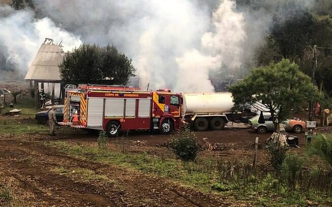 incêndio e carro do corpo de bombeiros