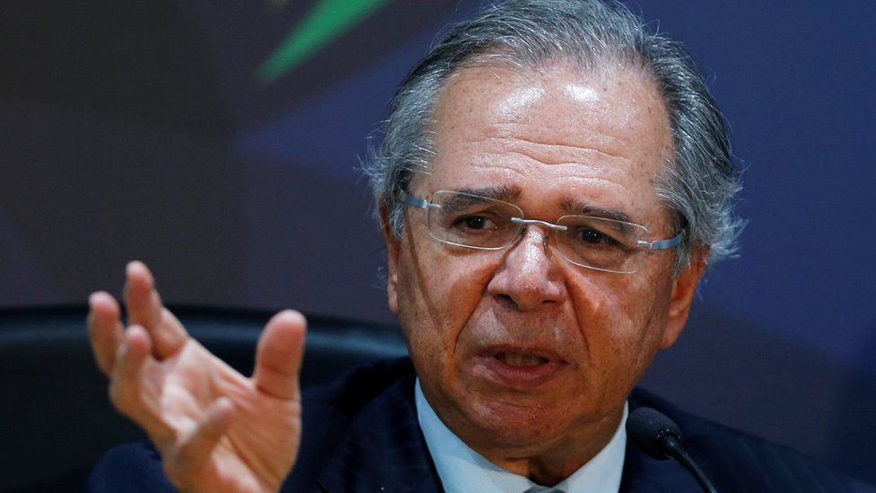 Ministro Paulo Guedes fala a jornalistas em Brasília em 5 de novembro de 2019