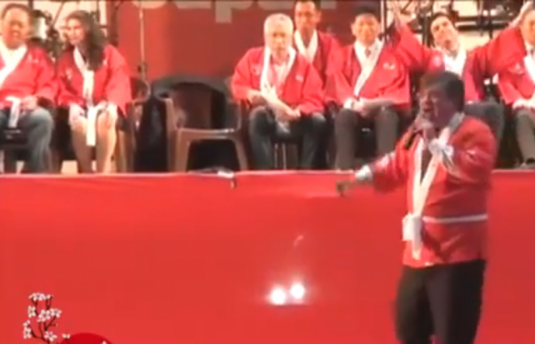 Prefeito reage com ataques após vaias e cria tensão em evento, assista