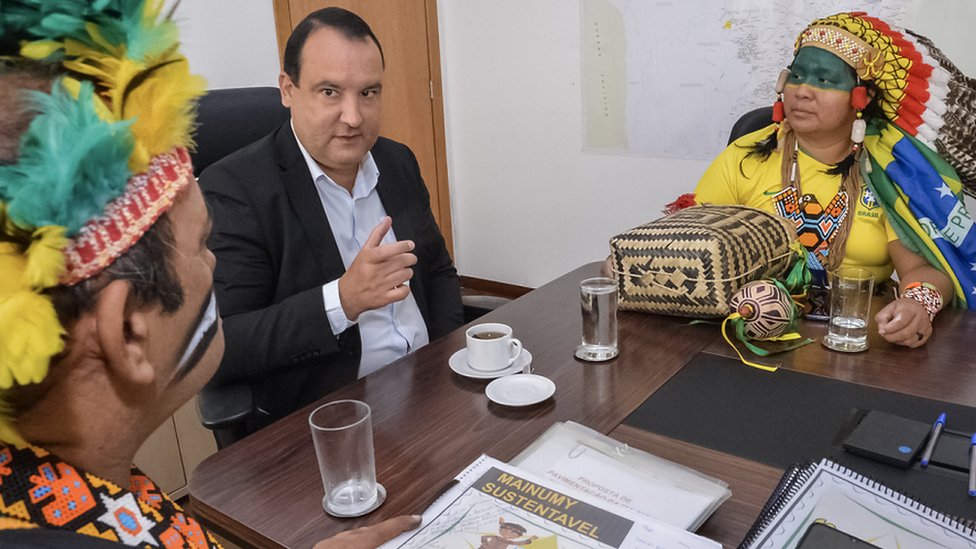 O presidente da Funai em reunião com líderes guajajara